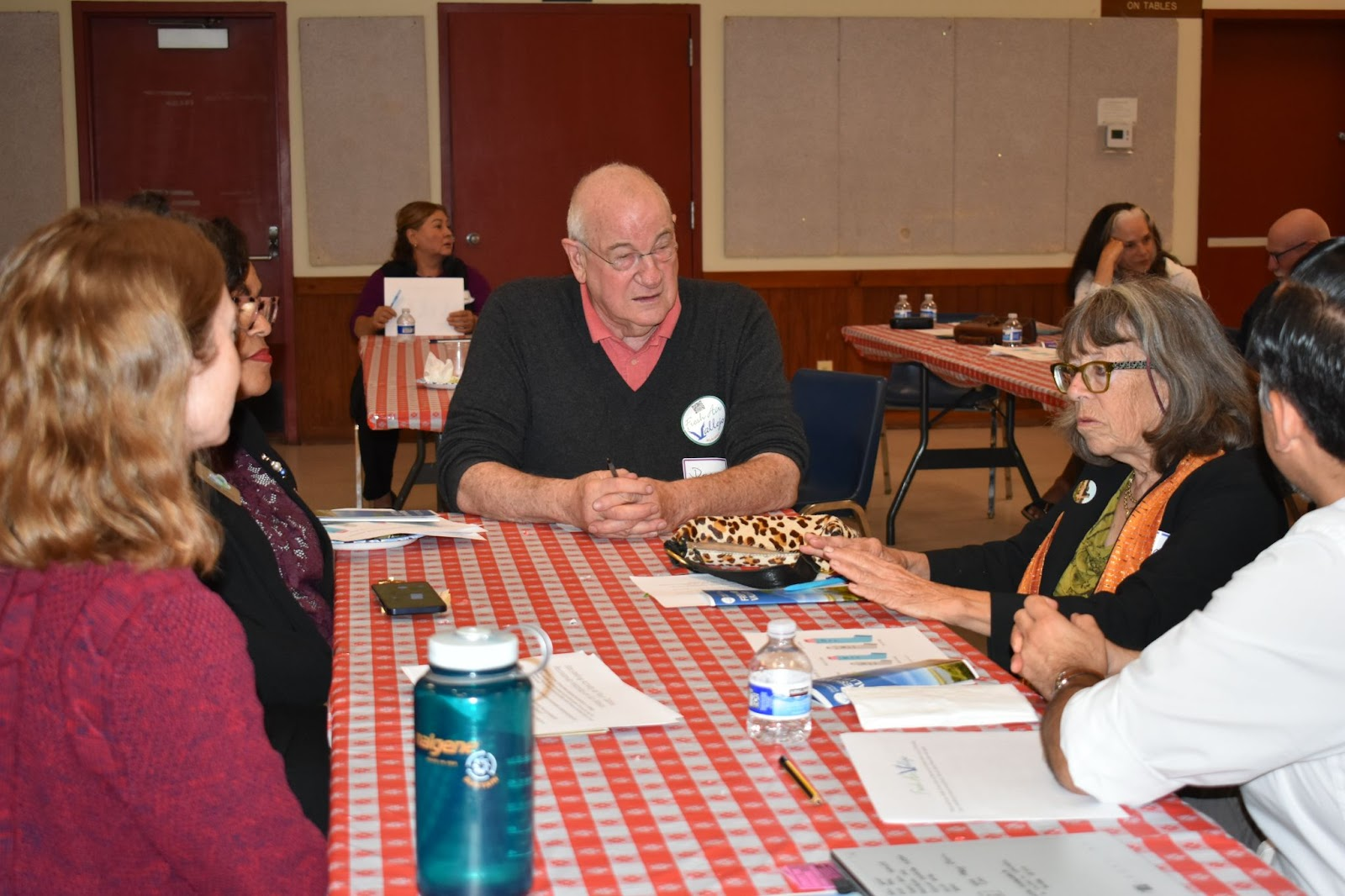 Fresh Air Vallejo vice president Don Osborne talks about environmental justice solutions with “Cookie” Gordon and attendees. 