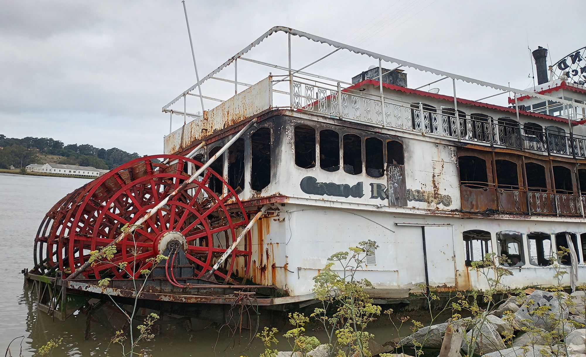 Three-story riverboat catches fire on south Vallejo waterfront
